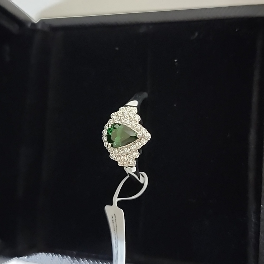 Pear-shaped Tsavorite and Diamond Ring